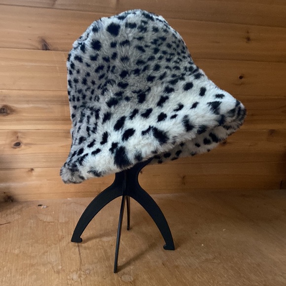 Faux Fur Snow Leopard Print Hat - Picture 3 of 9